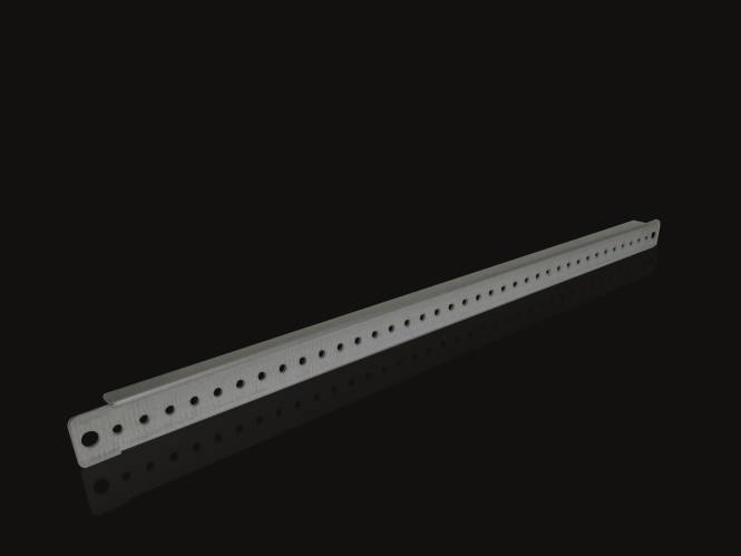 Ein langer, rechteckiger Metallstab mit gleichmäßig verteilten Löchern entlang seiner Länge vor schwarzem Hintergrund.