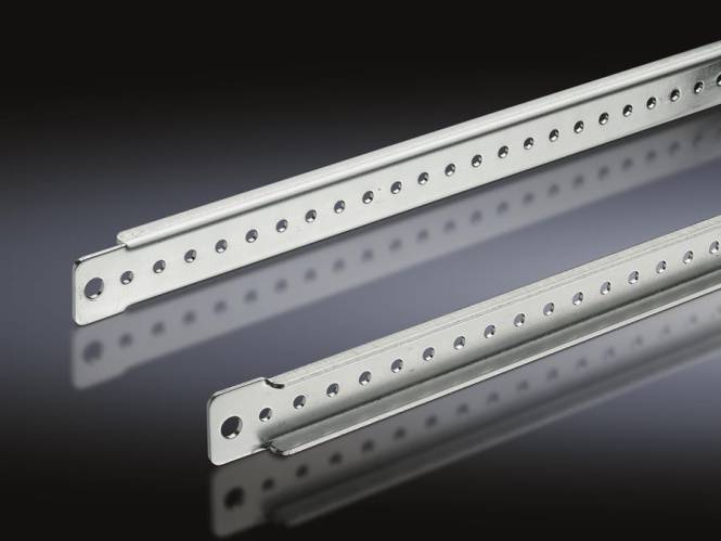 Zwei Metallregalschienen, jede mit einer Reihe von gleichmäßig verteilten Löchern, horizontal gegen einen dunklen Hintergrund positioniert.