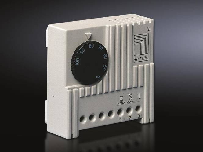 Weißes thermostatisches Gerät mit schwarzem Zifferblatt, das die Temperatur von 0 bis 120 anzeigt. Symbole zeigen Einstellungen für Wärmezufuhr, Feuchtigkeitszufuhr und Luftstromeinstellungen an.