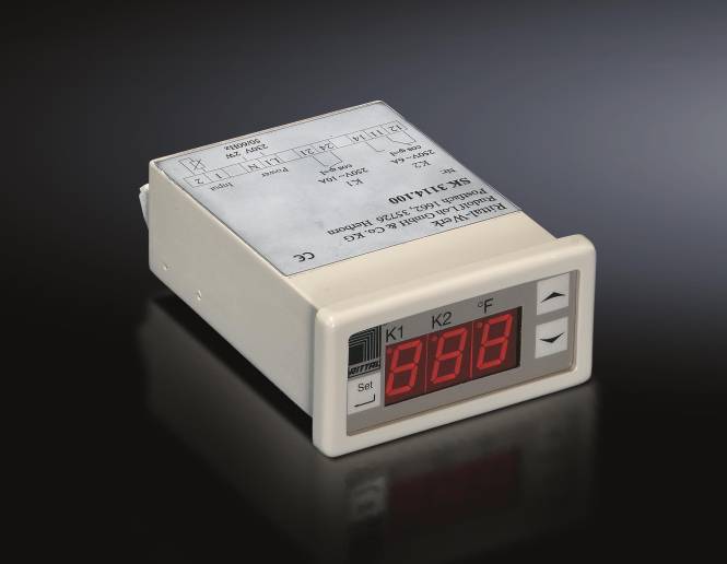 Ein digitaler Temperaturregler mit rotem LED-Display, das „K1