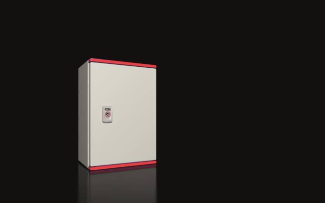 Ein weißer Metallschrank mit rotem Rand steht vor schwarzem Hintergrund und verfügt über einen Griff mit der Aufschrift 