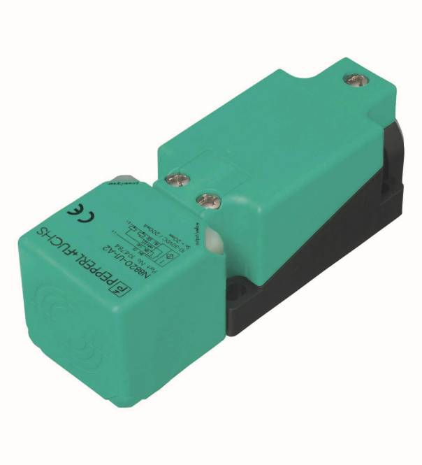 Eine rechteckige grüne und schwarze elektronische Komponente mit Schrauben und Etiketten „CE