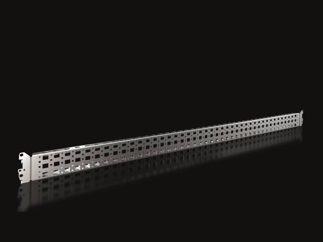 Ein langer metallischer Balken mit rechteckigen Ausschnitten, der diagonal über einen schwarzen Hintergrund verläuft und Licht auf seiner Oberfläche reflektiert.