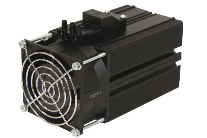 Ein schwarzes industrielles Kühlgebläse mit Metallgitter und angebrachten Stromverbindern, das zur Kühlung elektronischer Komponenten verwendet wird.