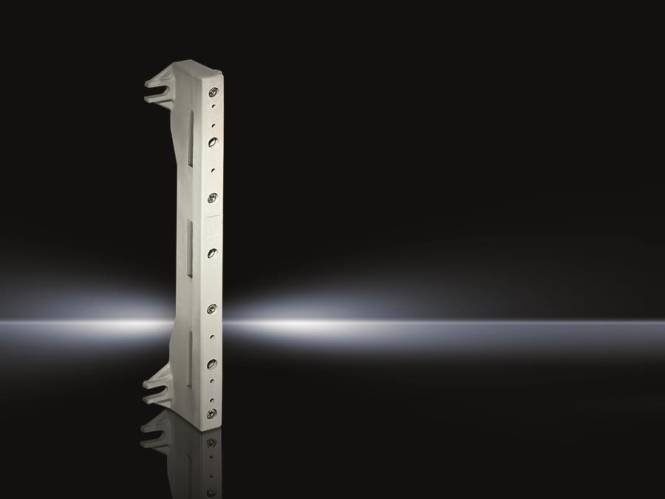 Ein metallisches lineares Objekt mit einer Reihe von kreisförmigen Vertiefungen, vertikal gegen einen dunklen, lichtverlauf-Hintergrund positioniert.