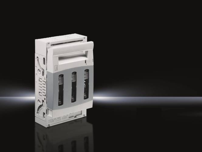 Ein weißer Multifunktionsdrucker vor dunklem Hintergrund, wobei seine Papierfächer und das Bedienfeld hervorgehoben werden, mit sanften Lichtreflexionen darunter.