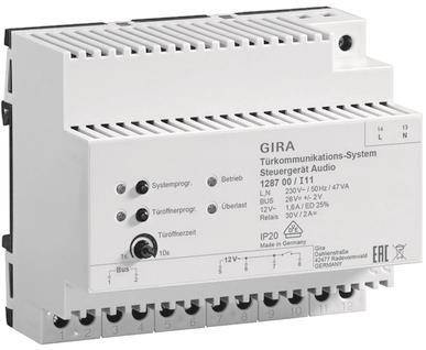 Eine Nahaufnahme einer weißen GIRA-Kommunikationssystemeinheit mit beschrifteten Anschlüssen und Steuerungen, die für die Audioverwaltung in Gebäuden verwendet wird.