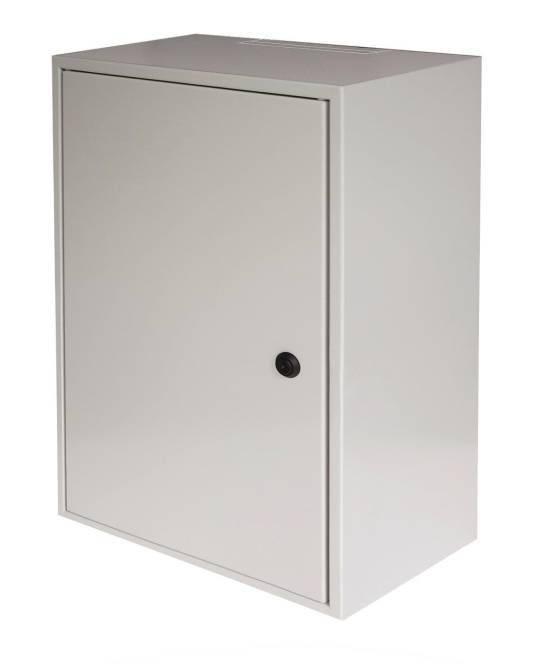 Ein einfacher, geschlossener Metallschrank mit einer einzelnen Tür und einem runden, schwarzen Knauf, der zur Lagerung verwendet wird.