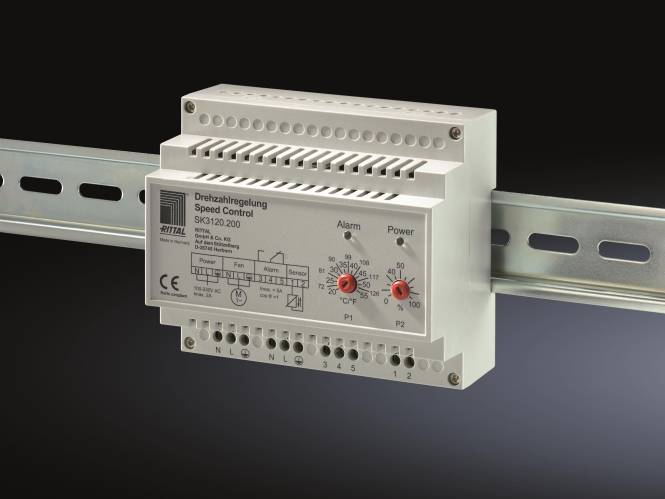 Auf einer Schiene montiertes Geschwindigkeitskontrollgerät, gekennzeichnet mit „Rittal SK3120.200
