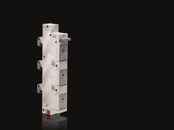 Ein einzelnes dreiphasiges modulares elektrisches Gerät mit mehreren Anschlussöffnungen, aufrecht vor schwarzem Hintergrund stehend.