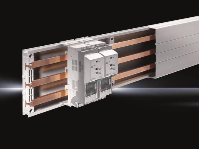 Ein Schienensystem mit Kupferleitern und Schutzschaltern auf schwarzem Hintergrund, das Komponenten der elektrischen Verteilung demonstriert.
