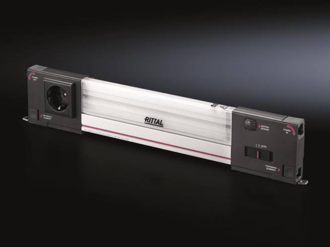 Horizontal Steckerleiste der Marke 'Rittal' mit Steckdosen und Schaltern, gezeigt auf schwarzem Hintergrund.