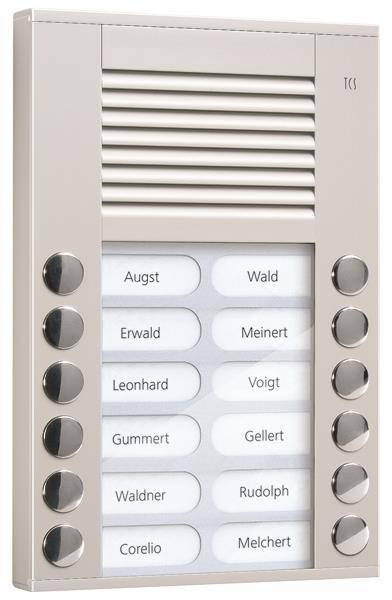 Ein Panel mit mehreren abgerundeten Schaltflächen neben Namensschildern, einschließlich Namen wie August, Erwald, Leonhard und anderen, wahrscheinlich für eine Gegensprechanlage.