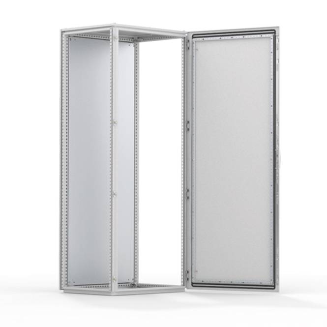 Ein offenes Metallschrankaußengestell mit einer transparenten Seite und einer offenen Tür, das zur Unterbringung von elektronischen oder Netzwerkgeräten verwendet wird.