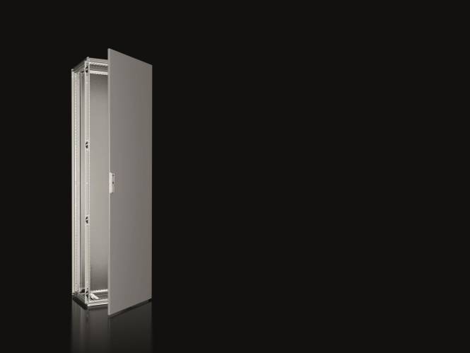 Ein Metallschrank steht offen vor schwarzem Hintergrund und zeigt sein geräumiges Inneres, das sich ideal zur Lagerung von Ausrüstung oder Werkzeugen eignet.