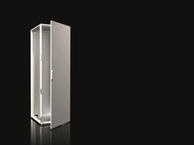 Hohes, offenes Server-Rack-Schrank auf schwarzem Hintergrund, das sein geräumiges Inneres für die Lagerung von elektronischen Geräten zur Schau stellt.