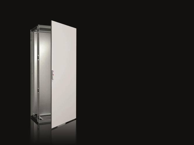 Metallschrank mit teilweise offener Tür vor dunklem Hintergrund, der die innere Lagerfähigkeit zur Schau stellt.