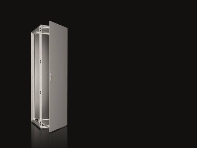 Ein offener, leerer metallischer Schrank mit einer einzelnen Tür vor schwarzem Hintergrund.