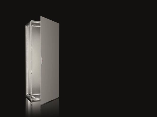 Ein offenes, leeres Metallservergestell auf schwarzem Hintergrund, das sein Inneres zeigt.