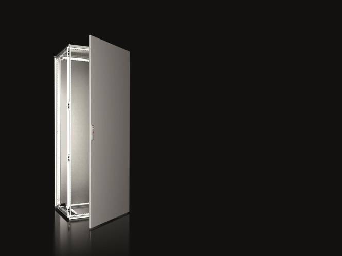 Ein hohes, offenes Industrie-Schrank mit minimalistischem Design ist vor einem schwarzen Hintergrund positioniert und zeigt sein metallisches Inneres und seine elegante Tür.