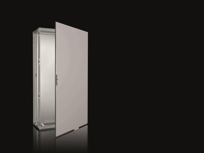 Ein metallisches Serverrack mit offener Tür, das einen leeren Innenraum zeigt, vor einem einfachen schwarzen Hintergrund.