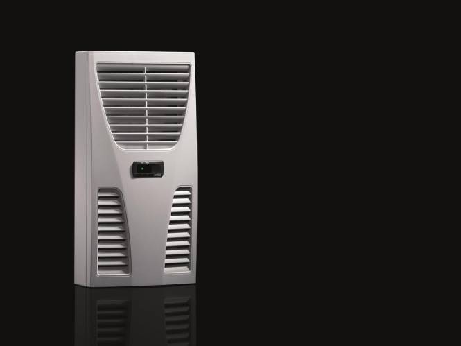 Eine schlanke, moderne Klimaanlage mit horizontalen Lüftungsöffnungen und einem digitalen Display, die sich vor einem dunklen Hintergrund abzeichnet.