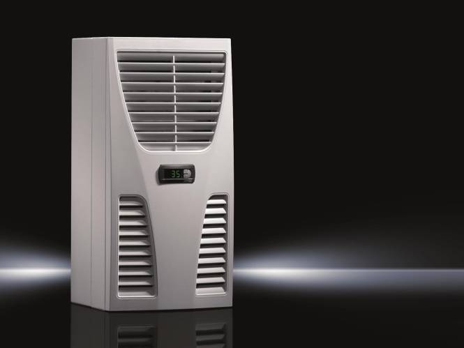Eine elegante, moderne Klimaanlage vor einem dunklen Gradientenhintergrund mit einer digitalen Temperaturanzeige von „35