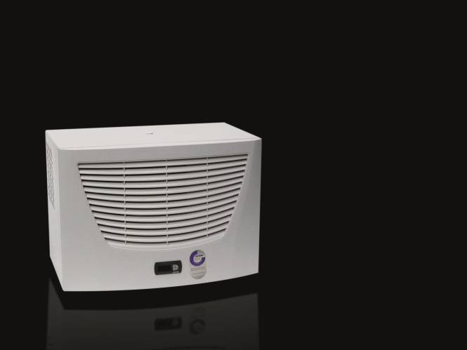 Weißer Luftreiniger auf schwarzem Hintergrund. Die Vorderseite verfügt über ein großes Gitter und ein Bedienfeld. Es ist ein Haushaltsgerät zur Luftqualitätsverbesserung.