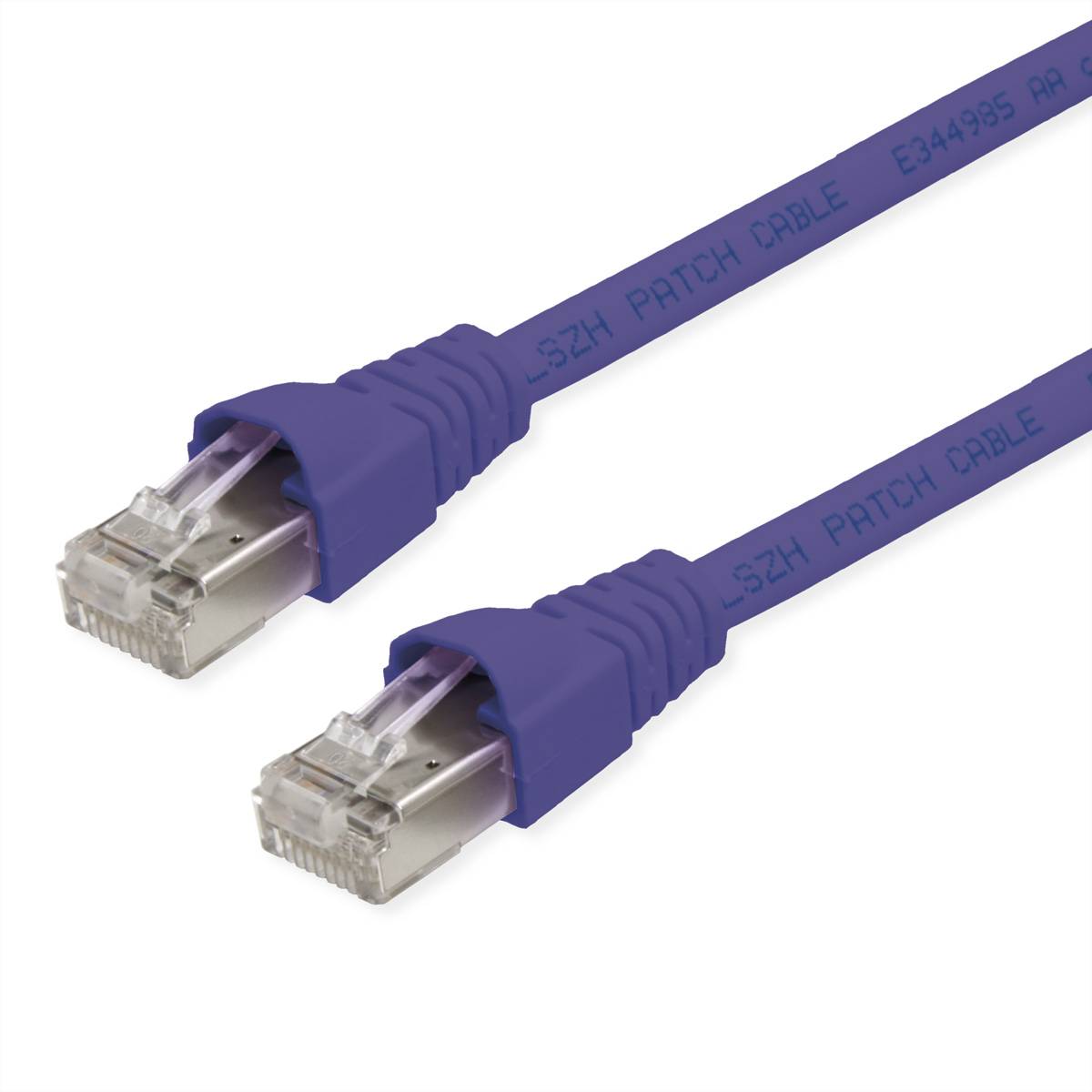 Zwei blaue Ethernet-Kabel mit transparenten Steckern, die nahaufnahmen der Steckverbinder zeigen. Der Text auf den Kabeln lautet „LSZH PATCH CABLE E344985