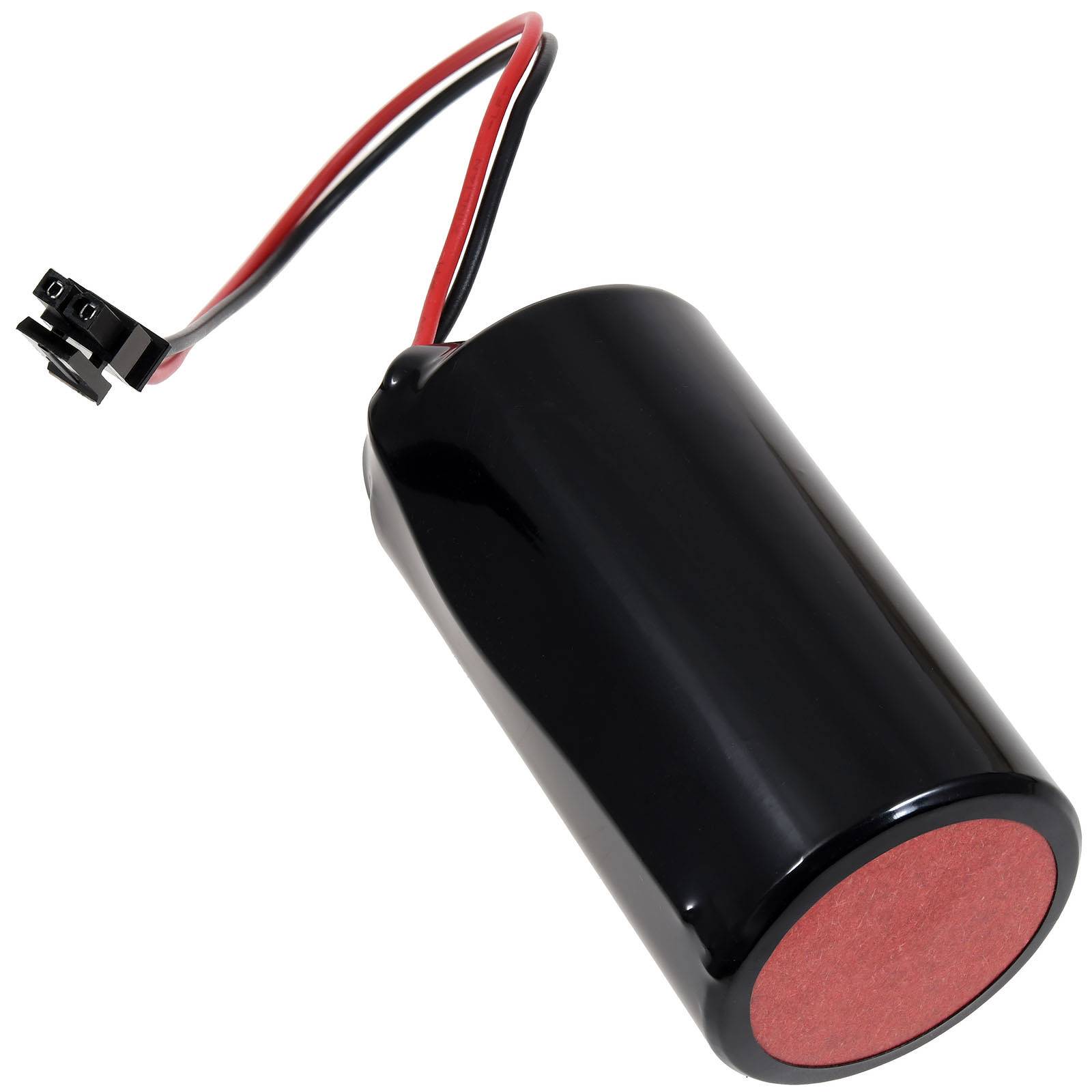 Eine zylindrische schwarze Batterie mit einer roten Kappe und angebrachten roten und schwarzen Drähten, die in einem kleinen Stecker enden, isoliert auf weißem Hintergrund.