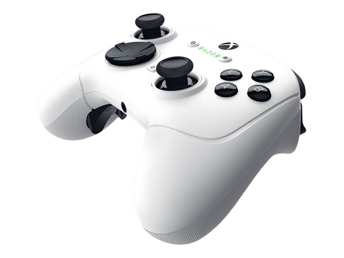 Weißer Xbox-Spielcontroller mit schwarzen Analog-Sticks, D-Pad und Tasten auf weißem Hintergrund dargestellt.