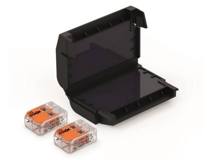 Eine schwarze WAGO-Verteilerdose ist offen und zeigt ihre Kammern. Zwei transparente Steckverbinder mit orangefarbenen Hebeln sind daneben angebracht.