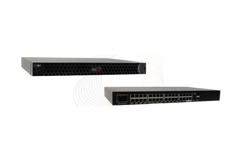 Zwei schwarze, in einem Rack montierbare Netzwerkgeräte in schräger Ansicht auf weißem Hintergrund, eines mit belüftetem Frontpanel und eines mit mehreren Ethernet-Anschlüssen.