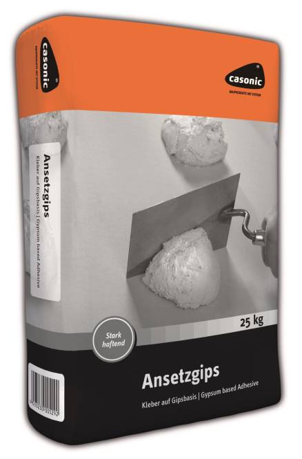Ansetzgips' 25 kg Sack, mit einer Kelle, die Gips auf eine Oberfläche glättet. Der Sack zeigt Text, der starke Haftung betont.