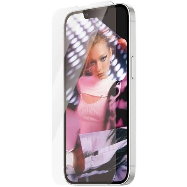Ein Smartphone mit großzügigem randlosem Display, das ein Fashion-Porträt einer blonden Frau in einem rosa Top zeigt.