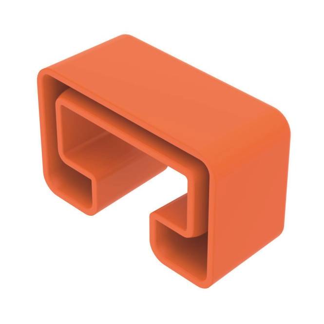 Ein orangefarbenes, geometrisches, U-förmiges Objekt mit glatten Kanten und offenem Inneren, das einer modernen, abstrakten Skulptur oder einem Möbelstück ähnelt.