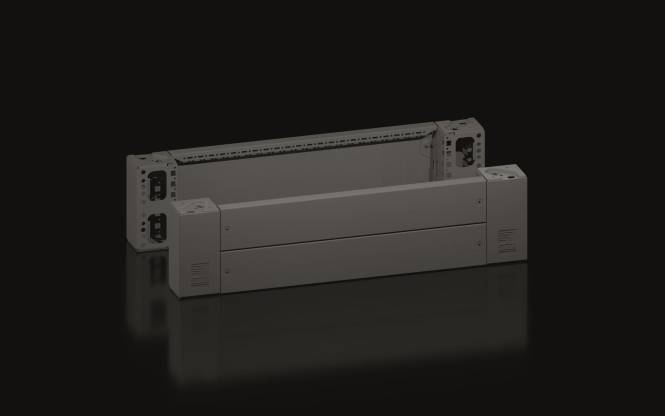 Ein metallischer Rahmen mit kunstvollen Ausschnitten und zwei Anschlussports an beiden Enden, vor einem dunklen Hintergrund.