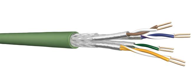 Eine Nahaufnahme eines Querschnitts eines Drahtkabels mit einer grünen äußeren Ummantelung, die interne Metallabschirmung und farbige innere Drähte zeigt.