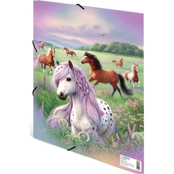 Eine Pastellillustration von mehreren Pferden auf einer blütenreichen Wiese, mit einem weißen Pferd mit lavendelfarbener Mähne im Vordergrund und einem kleinen Produktetikett am unteren Rand.
