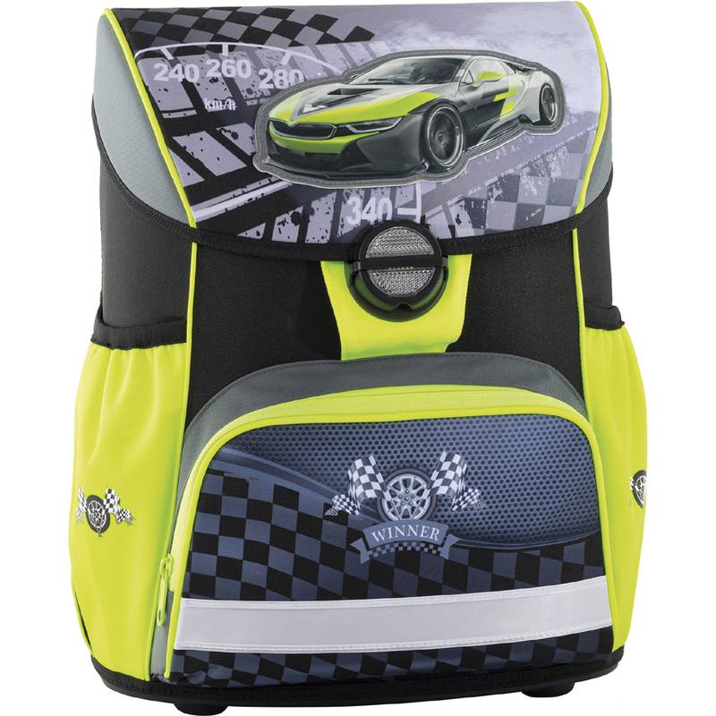 Ein Kinderrucksack mit einem Rennwagendesign, versehen mit Zielflaggenmustern und leuchtend gelben Akzenten.