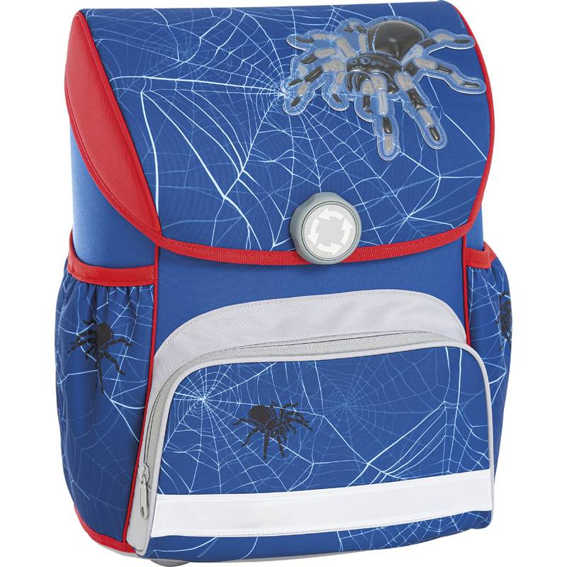 Ein blau-roter Rucksack mit Spinnen- und Netzdesign, versehen mit einer großen Plastikspinne auf der Klappe und mehreren kleineren Spinnenmotiven.