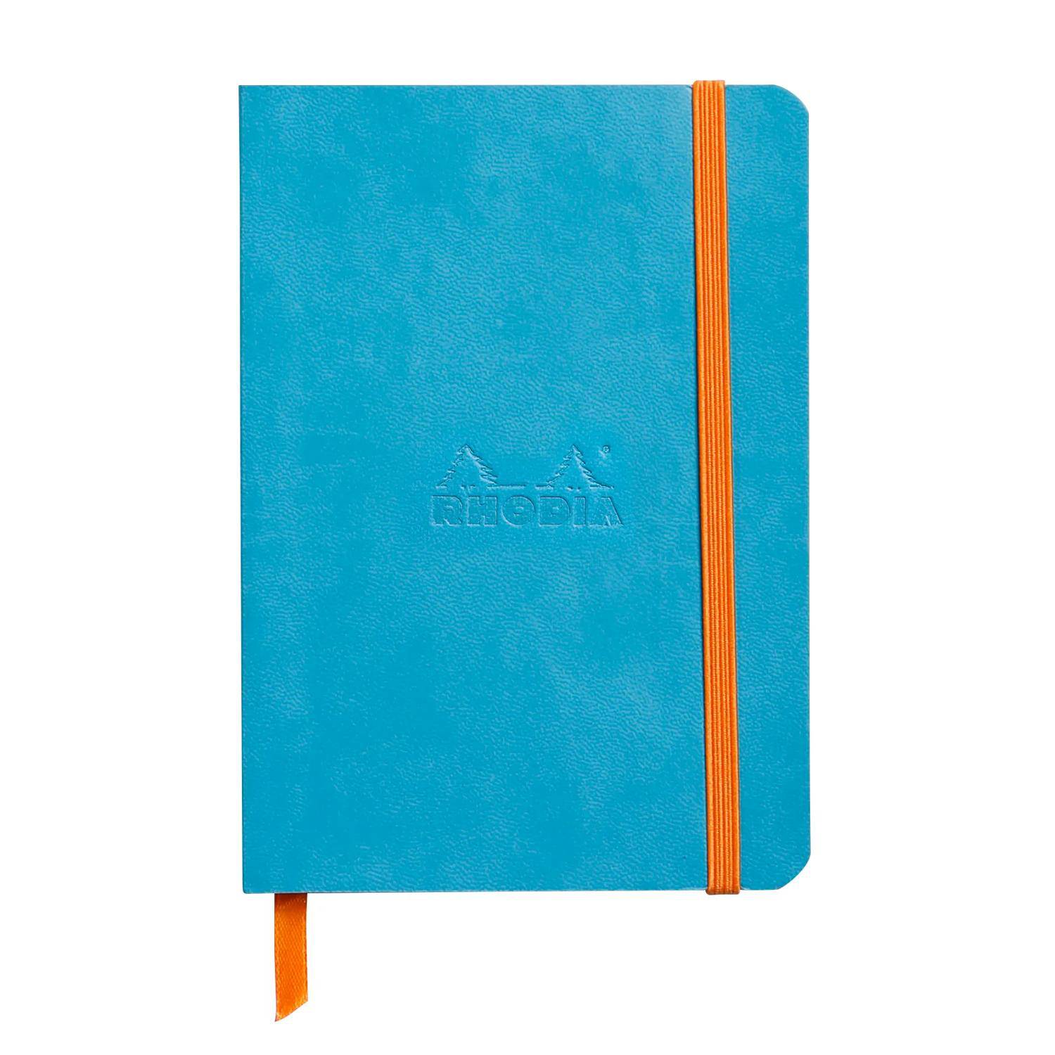 Blaugebundenes Notizbuch mit orangefarbenem Gummiband und Lesezeichen auf weißem Hintergrund.