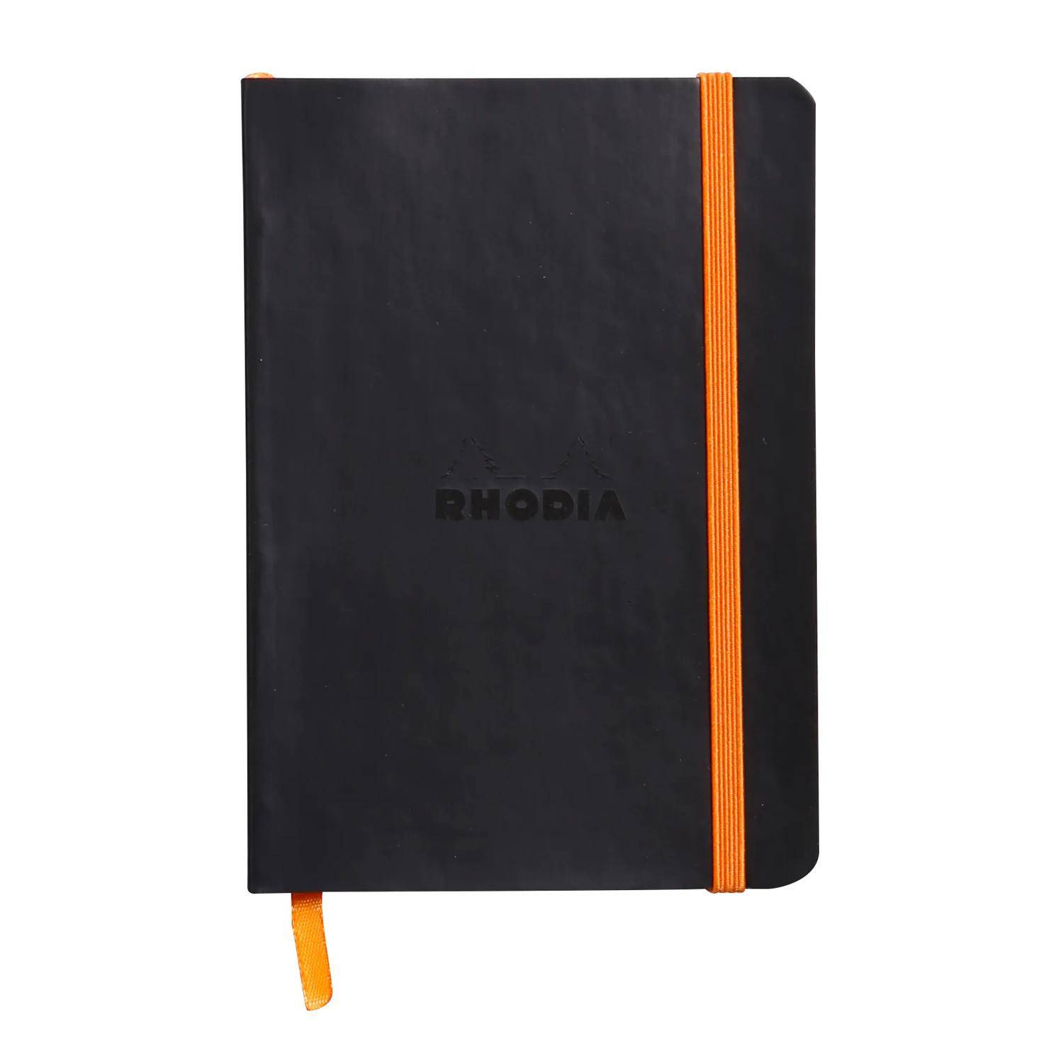 Schwarzes Rhodia-Notizbuch mit orangefarbenem Gummiband und Lesezeichen auf einfachem Hintergrund.