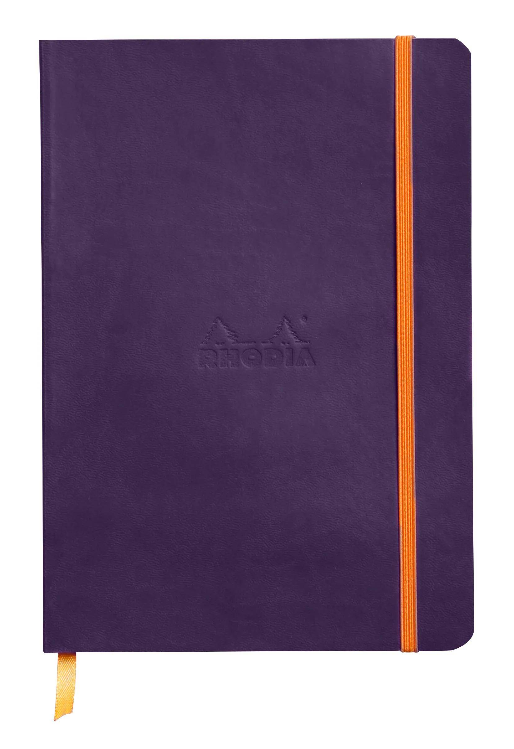 Lila Moleskine-Notizbuch mit orangefarbenem Gummiband und Lesezeichenband auf weißem Hintergrund.