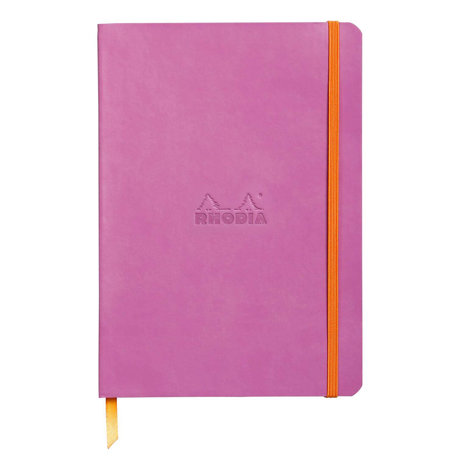 Rosa Rhodia-Notizbuch mit orangefarbenem Gummiband und Lesezeichen, geschlossen auf weißem Hintergrund gezeigt.