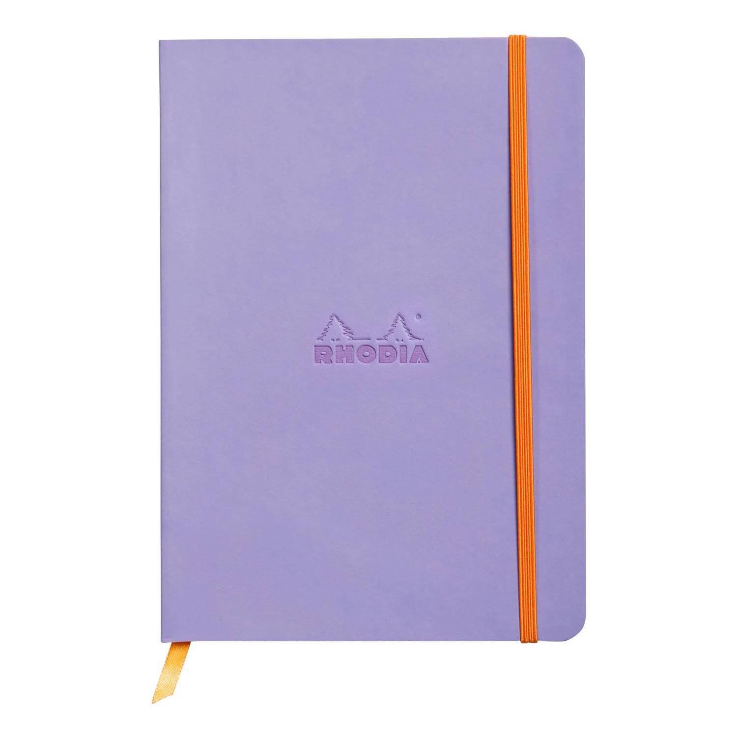 Lavendel-Rhodia-Notizbuch mit orangenem Gummiband und Lesezeichen-Band, geschlossen auf weißem Hintergrund dargestellt.