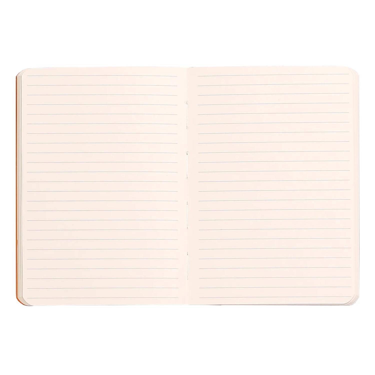 Ein offenes leeres liniertes Notizbuch von oben auf weißem Hintergrund betrachtet.