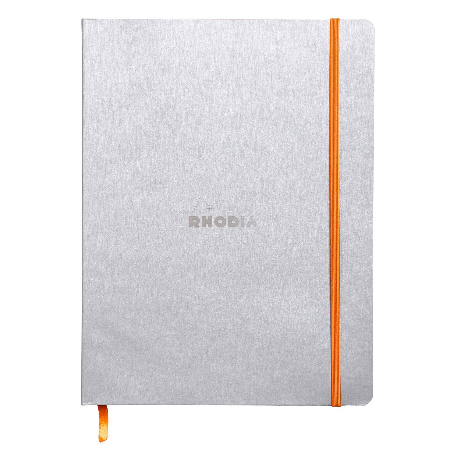 Silbernes Rhodia-Notizbuch mit orangenem Gummiband und Lesezeichen-Schleife, geschlossen auf weißem Hintergrund dargestellt.