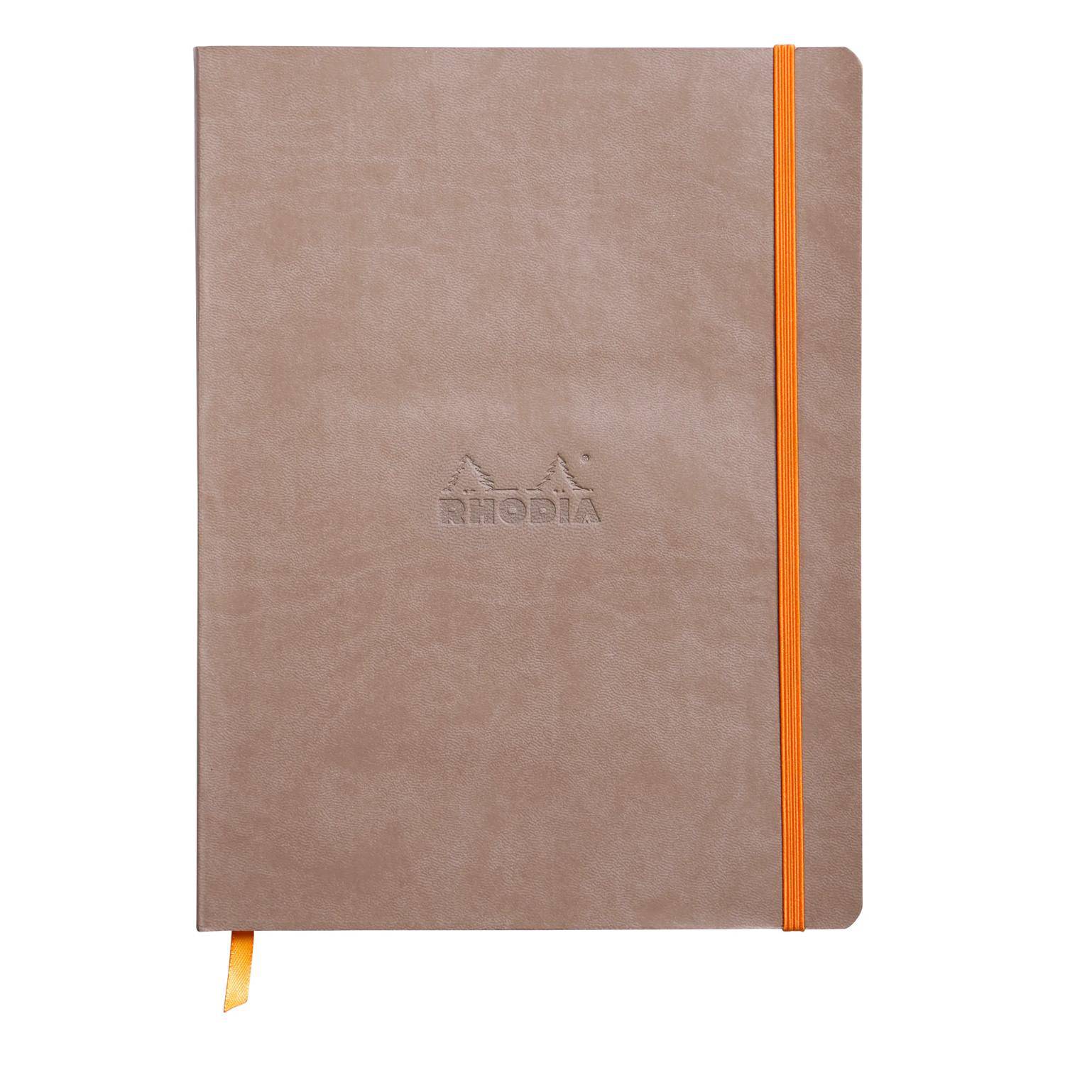 Geschlossenes beigefarbenes Rhodia-Notizbuch mit orangefarbenem Gummiband und Lese­zeichen-Band auf weißem Hintergrund.