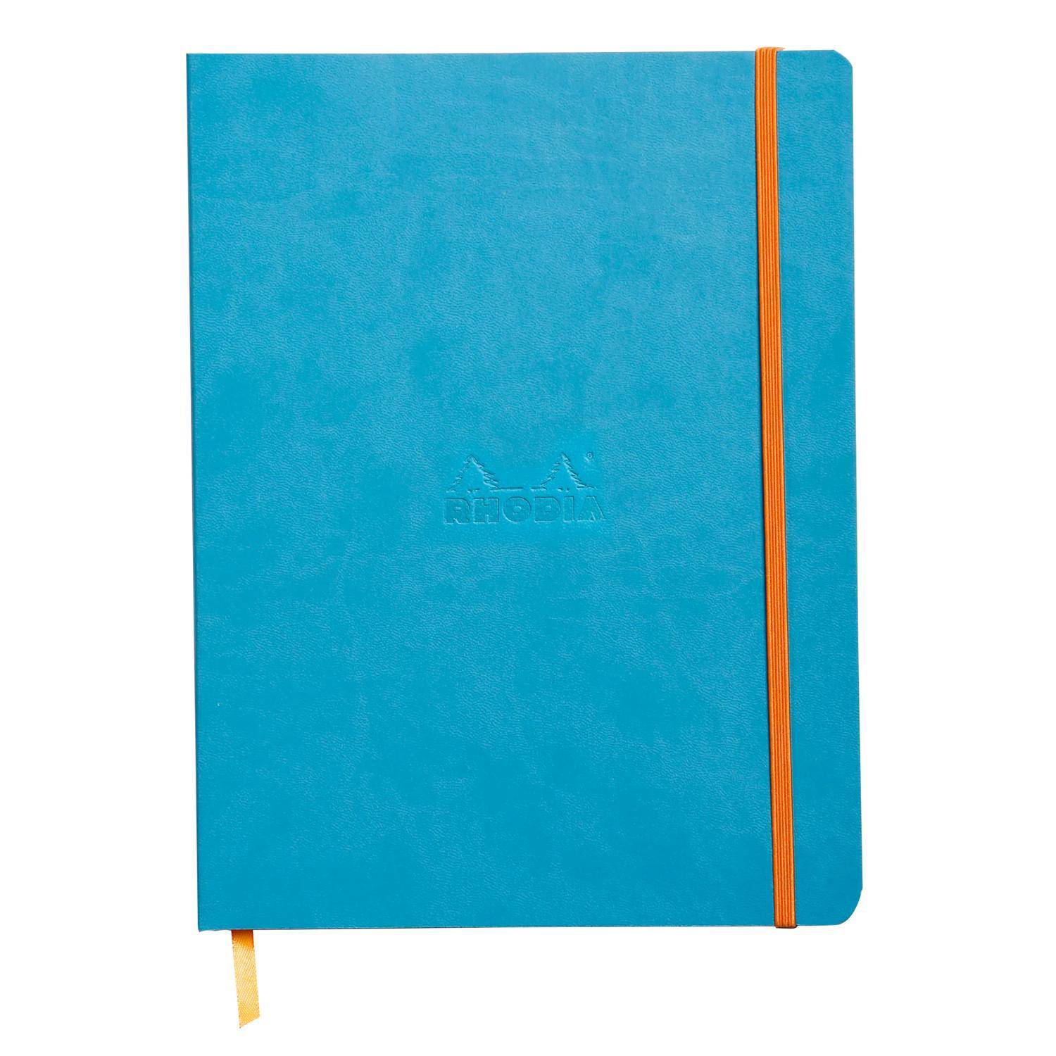 Blaues Notizbuch mit orangefarbenem Gummiband und Lesebandlesezeichen auf weißem Hintergrund.
